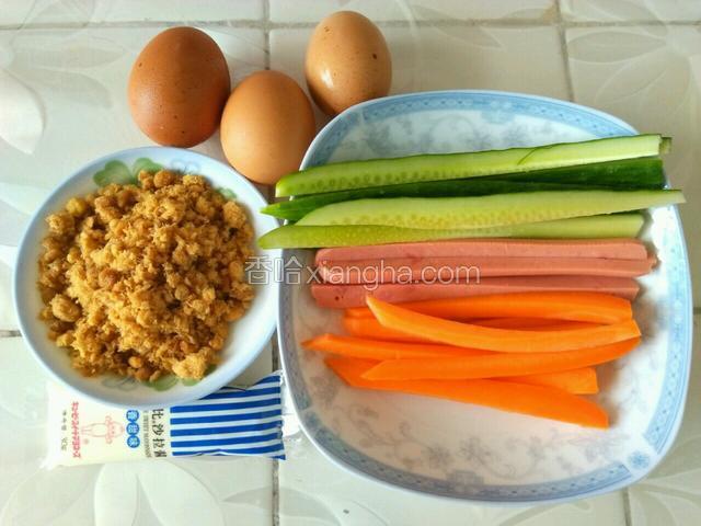 焖米饭的时候，将其它的食材全部弄好，黄瓜，胡萝卜洗净切条，火腿肠切条。