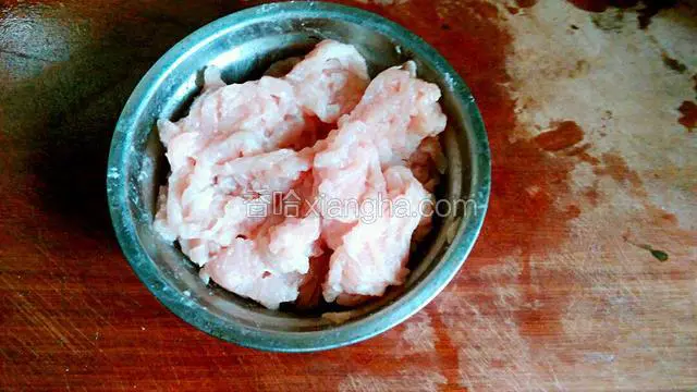 瘦肉切丝加点料酒和生粉拌匀腌制五分钟