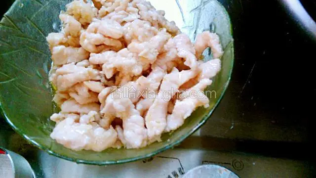 把炒好的瘦肉装碗备用