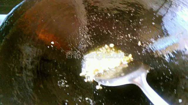 锅留底油，加入生姜，大蒜末炒香。