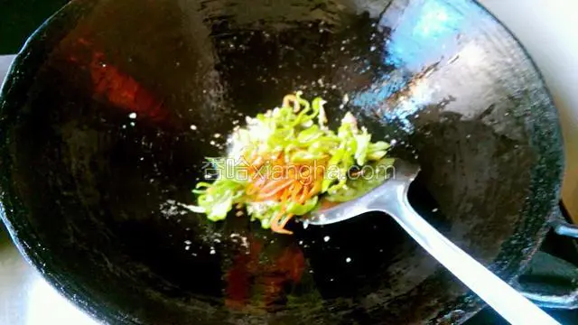 加入辣椒丝炒匀