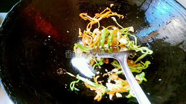 加辣椒和红萝卜的盐炒匀