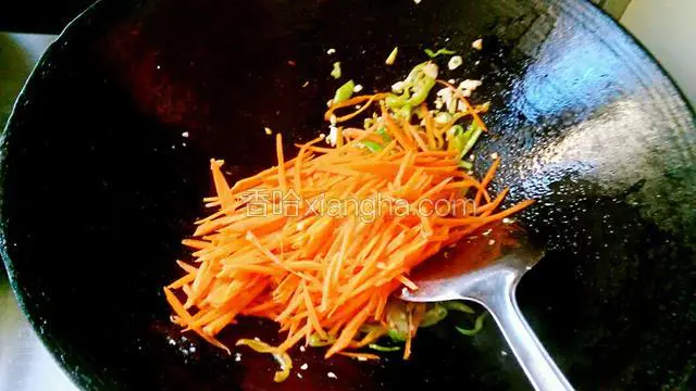 加入红萝卜炒至两分钟