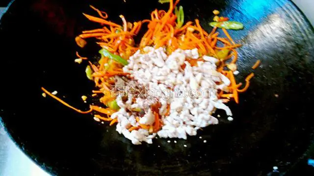 炒两分钟就差不多熟了，再加入瘦肉，胡椒粉，味精炒至半分钟关火。
