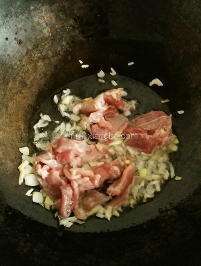 倒入猪肉翻炒至肉质发白
再加入料酒翻炒