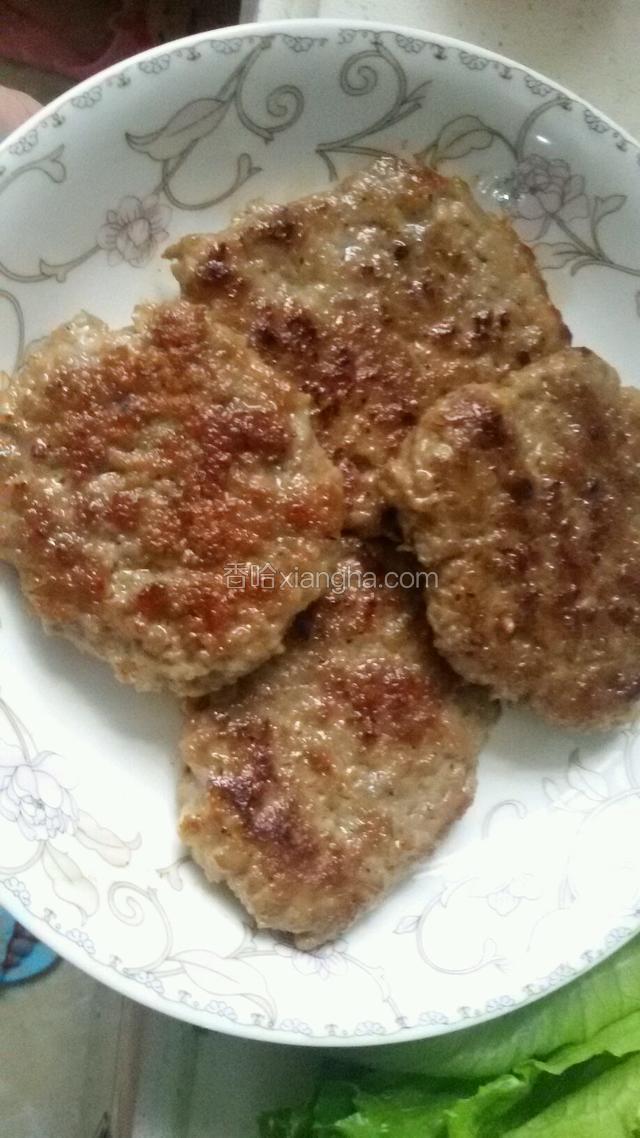最后加一大匙水，盖锅盖焖至水干，起锅。