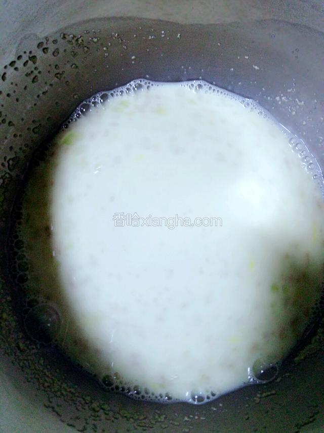 把黄油除外的液体放入盆中搅匀