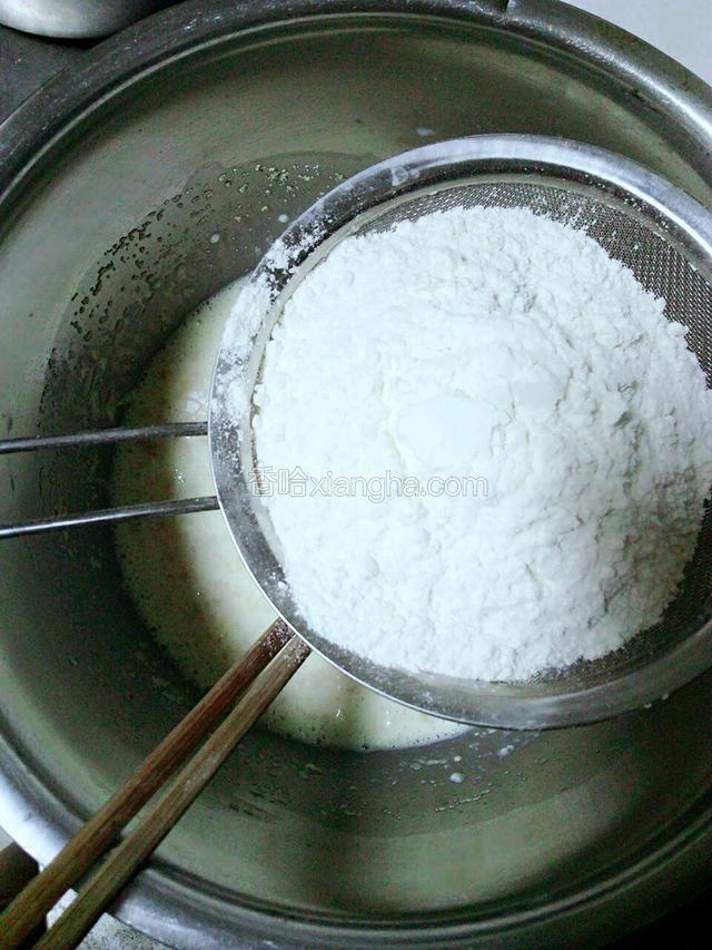 依次放入白糖，奶粉和面粉（最好过筛），揉5分钟后加入酵母，5分钟后加入盐