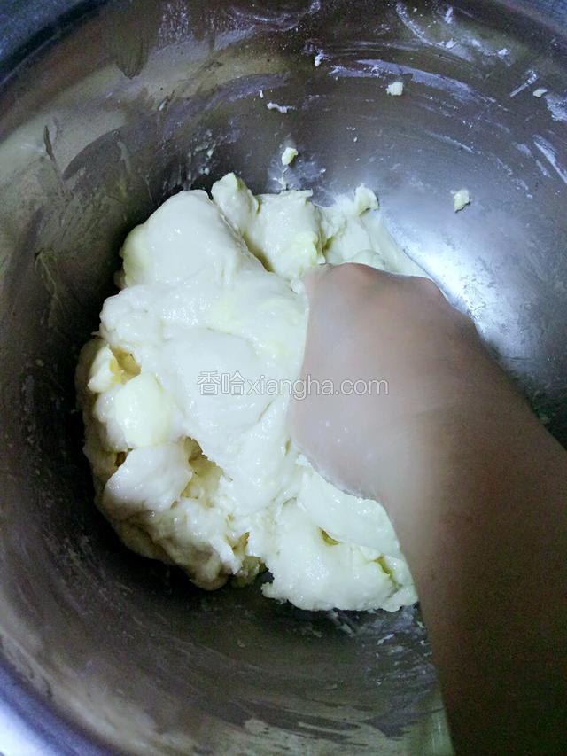 5分钟后陆续加入软化的黄油，边放边揉，在揉的过程中，要用挤，搓，拧，直到黄油完全融入面中，整个揉面过程30～40分钟左右，我揉的时间稍长，出膜后终止，进行发酵