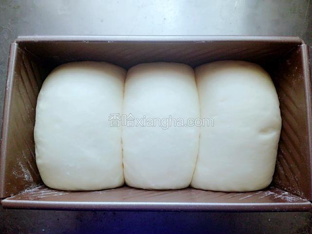 二次发酵至8分满时，预热烤箱180℃/5分钟