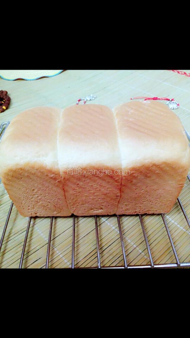 我的烤箱180℃/40分钟，你们可以根据自家烤箱脾气调节，烘烤结束后马上取出来