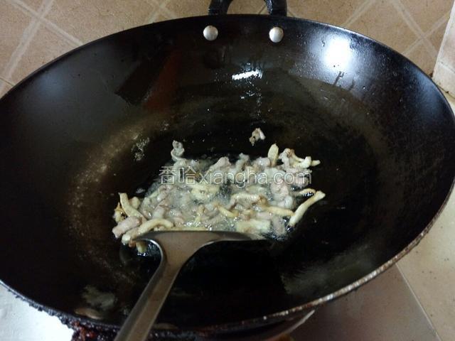 倒入猪肉炒至变色