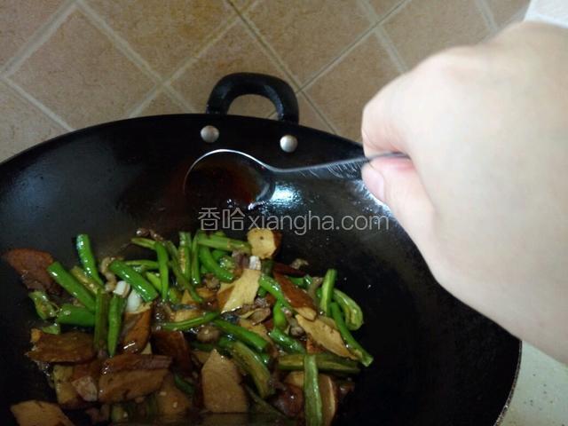 一勺甜面酱，可提鲜并适当缓冲了尖椒的辣味，大火爆炒5分钟。