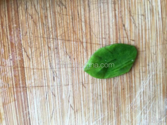黄瓜用刨子刨皮，做茎和叶子