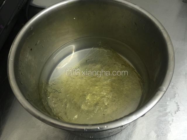 吉利丁冷水泡至完全软化备用