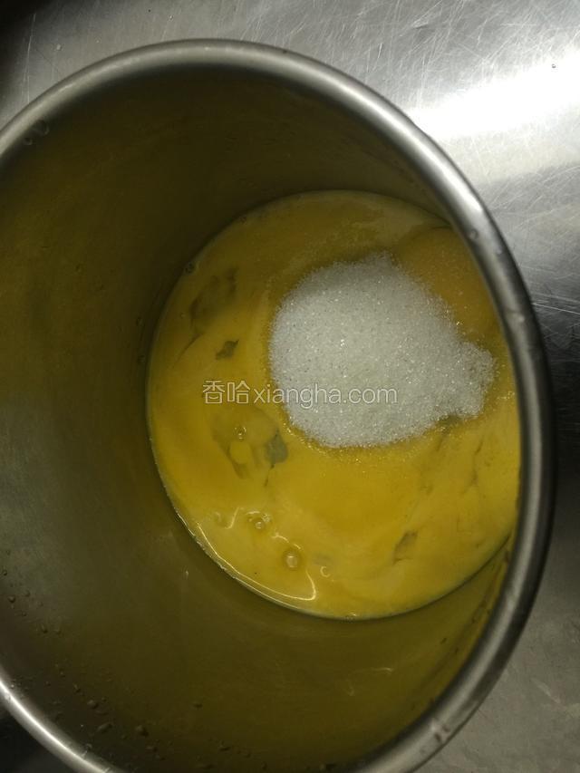 蛋黄加糖打发.加入巧克力里面
