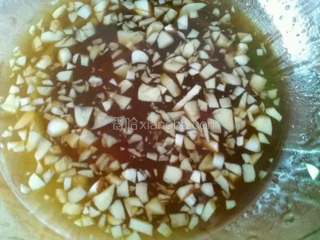 准备一个碗，放入切好的蒜末，盐，白糖，米醋，蚝油，调一个碗汁备用