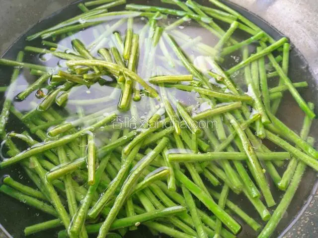 锅里烧开水，放入几滴油，一勺盐，放入豇豆焯水一分钟左右