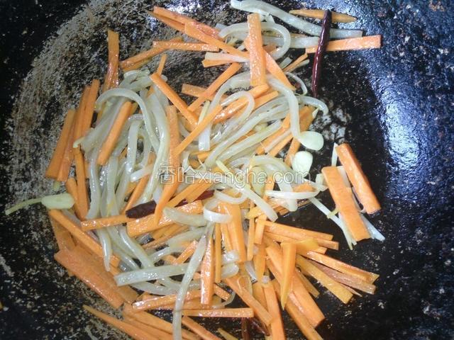 放猪皮丝炒匀，加生抽和盐炒至胡萝卜段生，关火加鸡粉