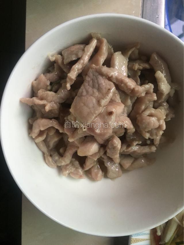 炒好的肉先盛出