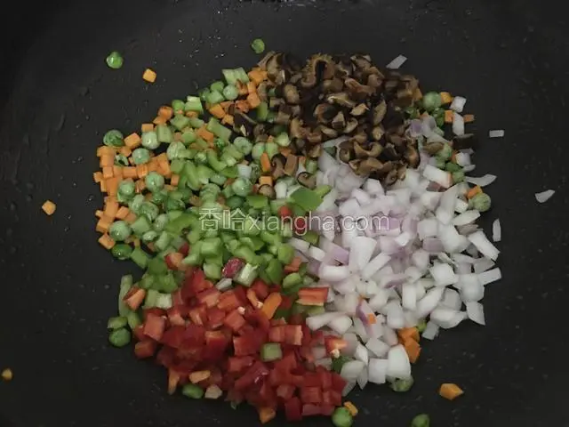 再放入香菇丁，洋葱丁，青红椒丁