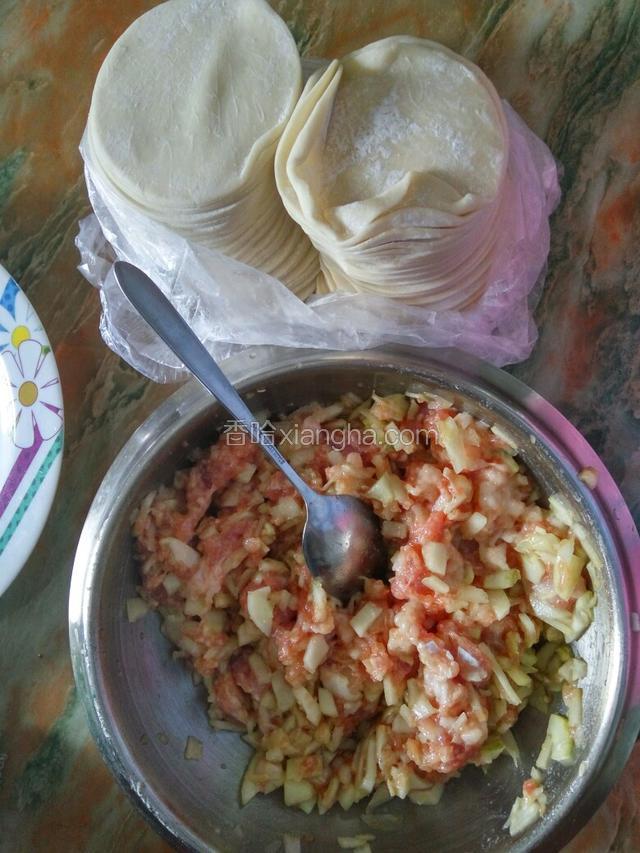 拿出备好的饺子皮，准备包饺子了，各种包法