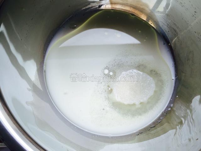 把牛奶，大豆油，20克的糖倒入锅中。