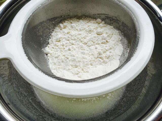 把低筋面粉筛入奶锅中。