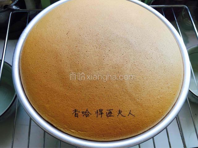 烤好后的蛋糕，很不错吧。