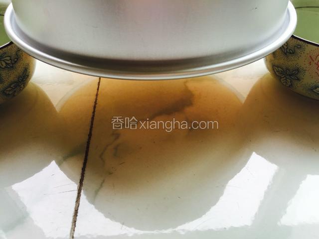 倒扣冷却，冷却后就可以脱模了。