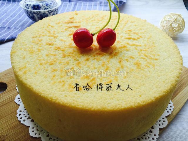 脱模后的蛋糕，很柔软，蓬松，像云朵一样。