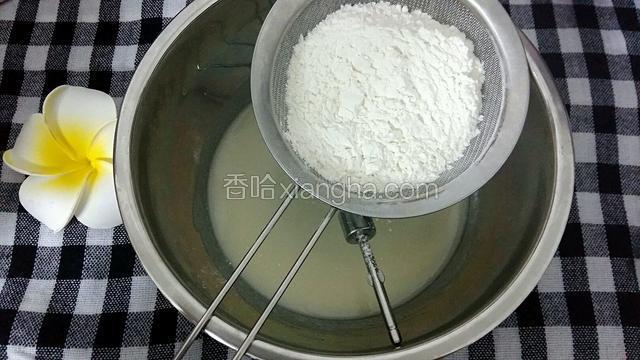 筛入低筋面粉，搅拌至无干粉状