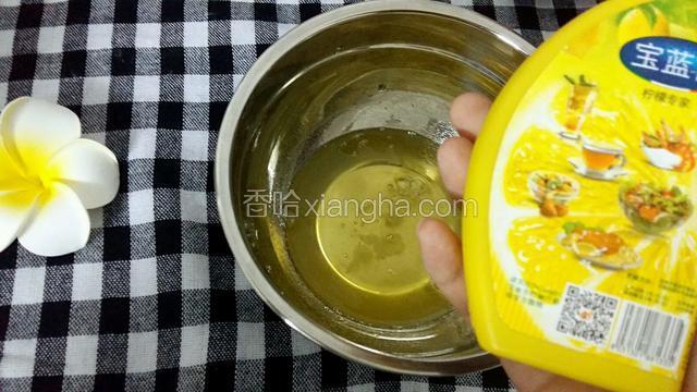 蛋清中加入盐，柠檬汁