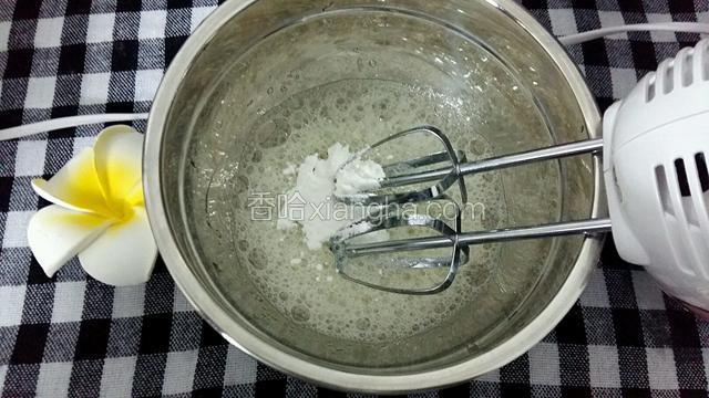 低速打至鱼眼泡状，加入三分之一糖粉，