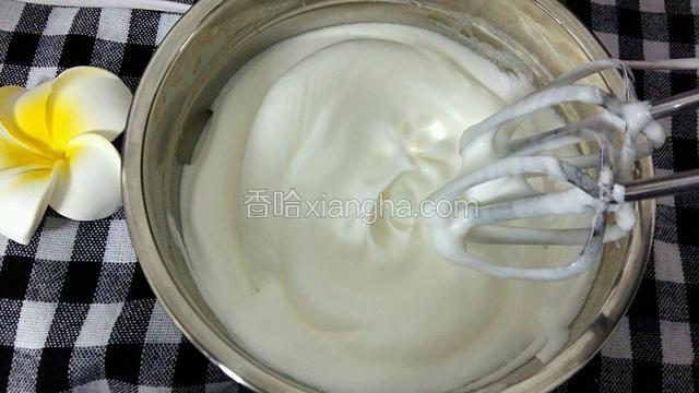 三次加入糖粉后，打至蛋白呈现弯勾状就好了