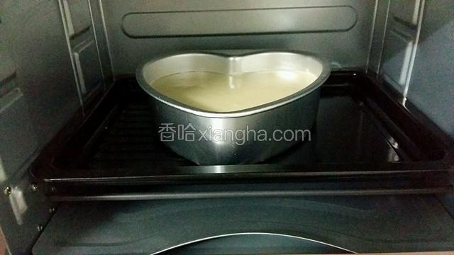 放置烤箱下层，140度50分钟烤制