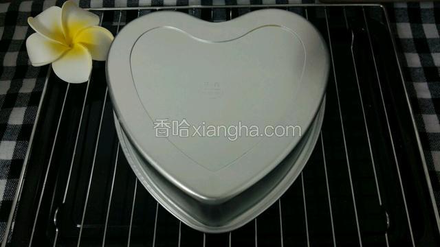 出炉后从十五厘米的高度落下震一下，倒扣在网架上