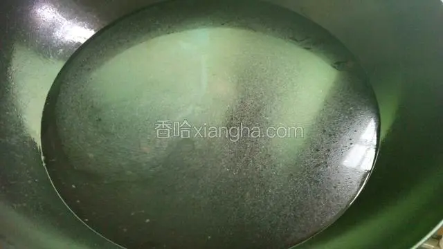 锅里放入适量水，加入适量油和盐，煮至水开放入空心菜