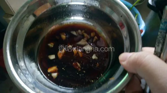准备凉拌酱，蒜泥，醋，生抽和芝麻油