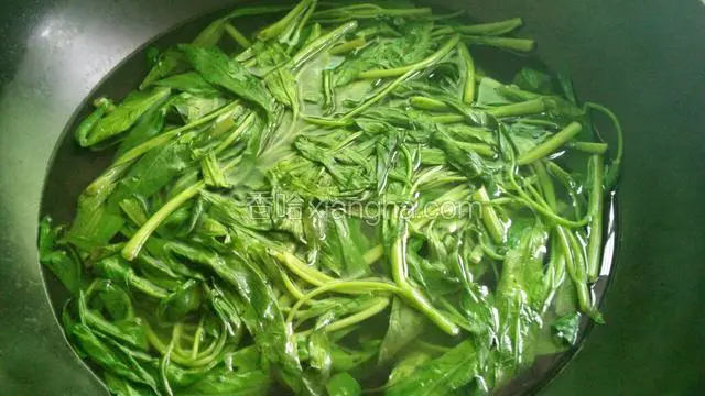空心菜煮至水开两分钟就可以捞起来