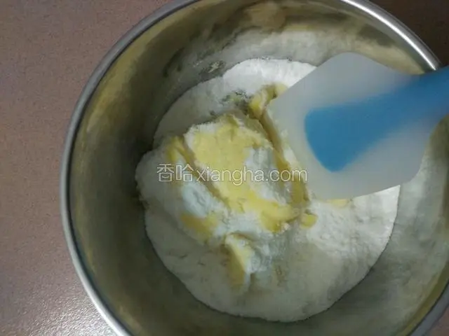 提前融化黄油，加入盐和糖粉拌均匀，糖粉我是用料理机打的