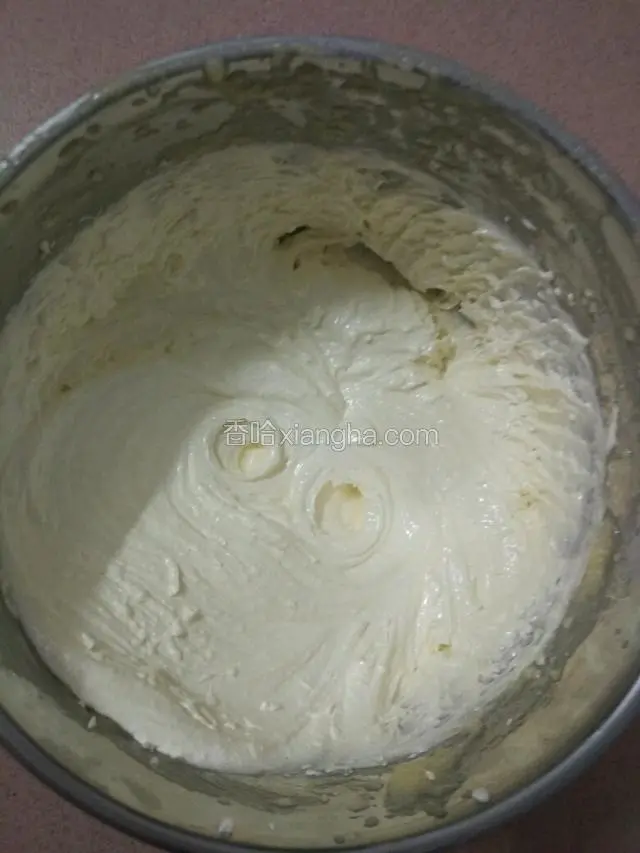 拌匀再用电动打蛋器把黄油打发至有些乳白