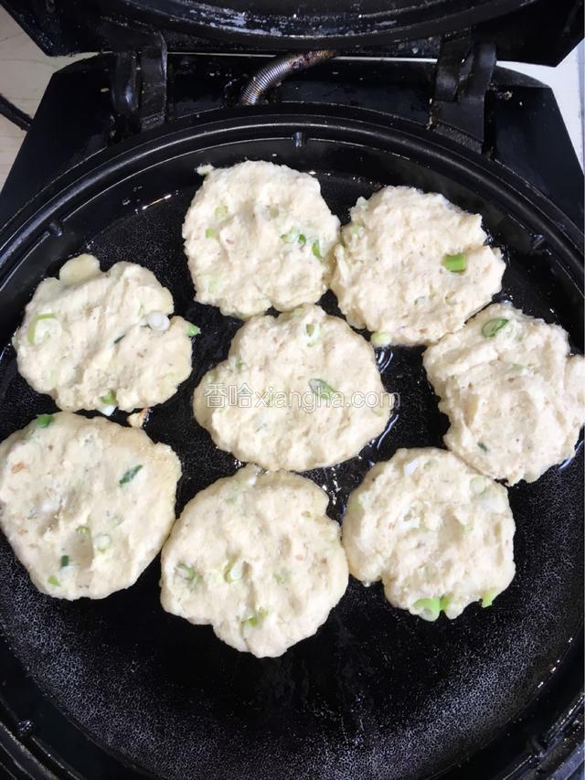 预热电饼档，淋入少量食用油，将豆渣团成小饼按压成型。