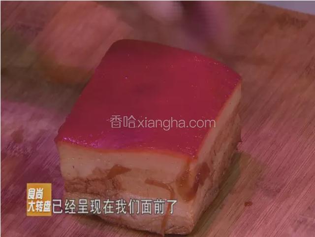 用秘制配方煮好的方肉，捞出备用。