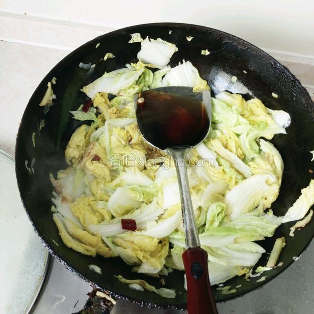 加入适量味极鲜和醋和盐继续翻炒
