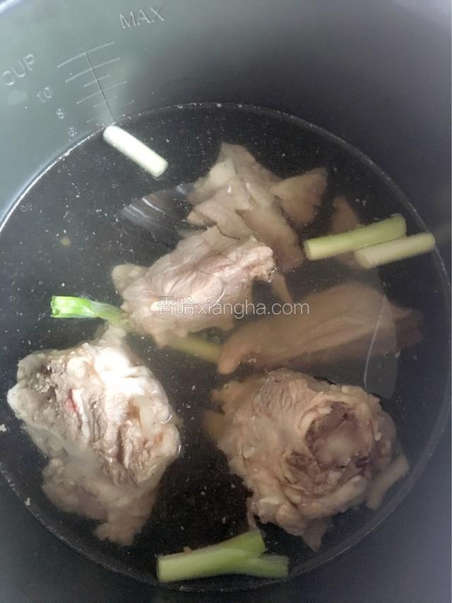 将猪大骨，葱段，生姜片，料酒，醋一同下锅，并倒入冷水后，选择压力锅的最高压力开煮。