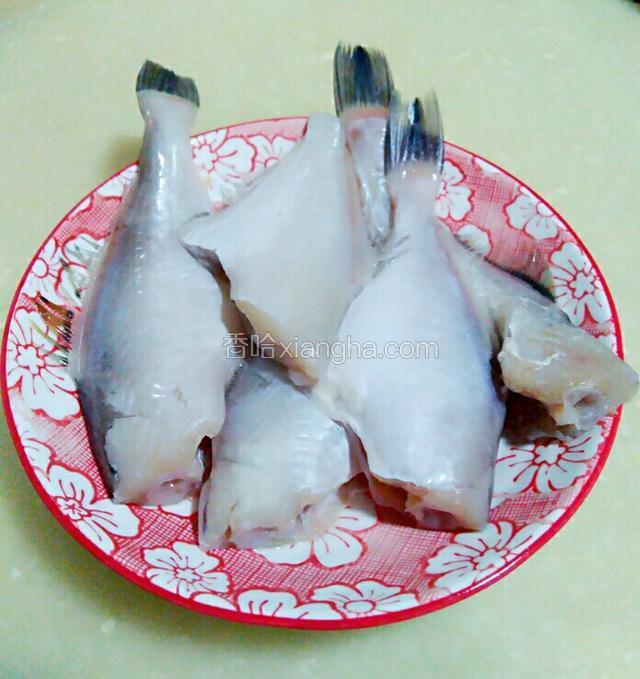 扒皮鱼洗干净放盐腌2小时入味