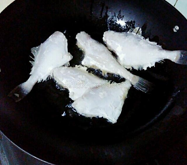 冷锅放入油烧热，放入扒皮鱼，煎至金黄翻面煎另一面。