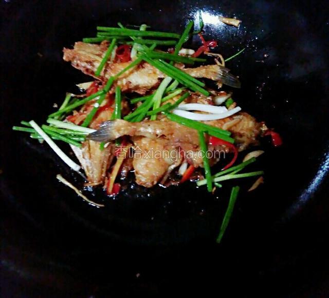 放入料酒，糖，醋，酱油。鸡精，葱。翻炒几下关火