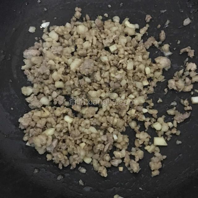 炒至肉末变色，加入一半的生抽，炒均后盛出备用。